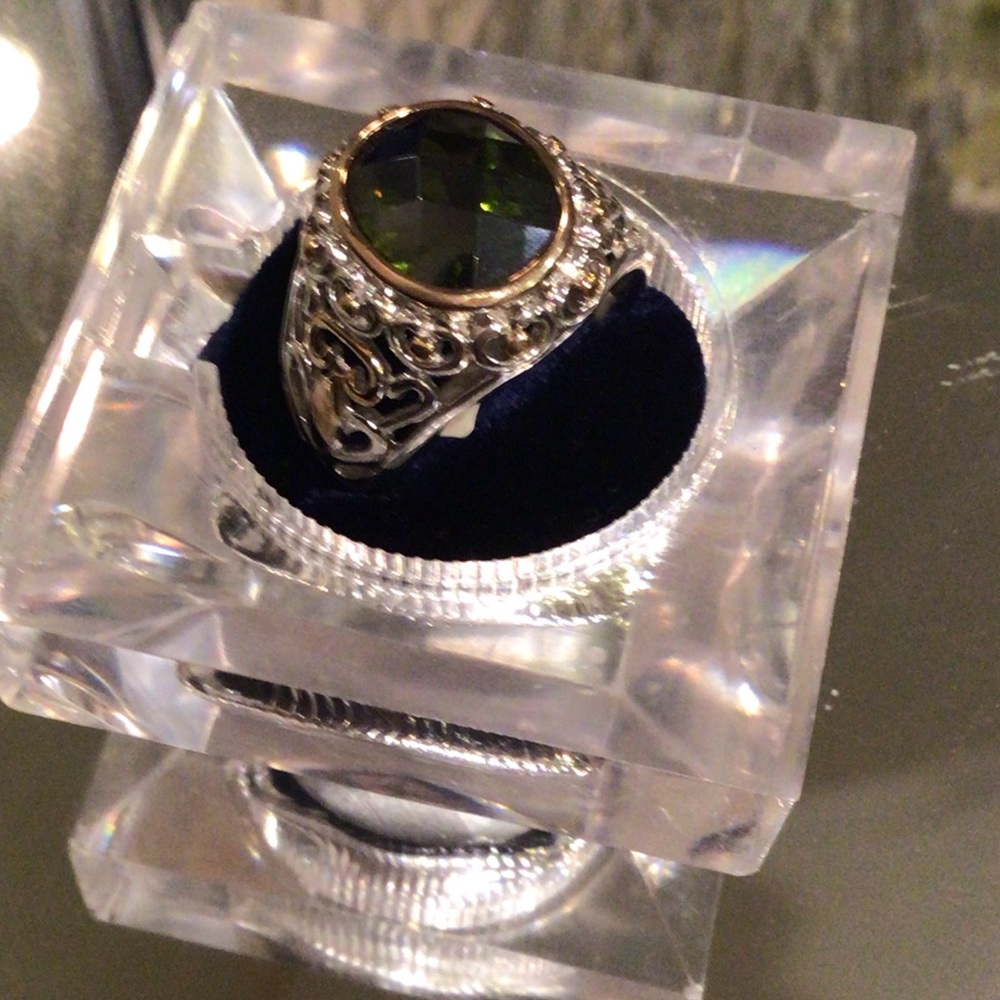 💕💕Host pick💕💕Silver/ gold design on band, green centre stone